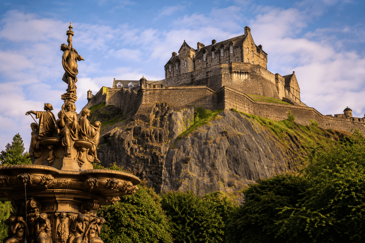 Edinburgh Castle overlooking the Old Town skyline