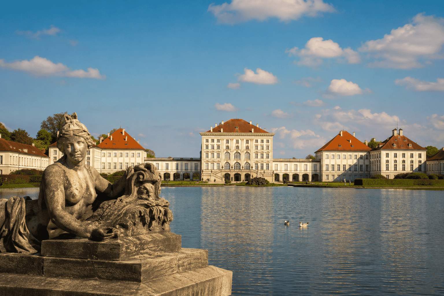 Palace and statue beside the water in Munich